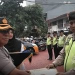 Kapolsek Tambora Berikan Penghargaan Anggota Berprestasi