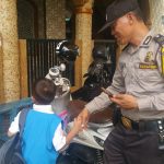 Aiptu Yanto Antar Anak Kecil Tersesat Kepada Ibunya Aiptu Yanto Antar Anak Kecil Tersesat Kepada Ibunya