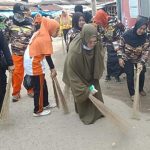 Erna Rasyid Taufan dan Warga Gelar Jumat Bersih Di Area Pasar Lakessi