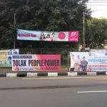 Warga Jakarta Barat Pasang Spanduk Tolak People Power