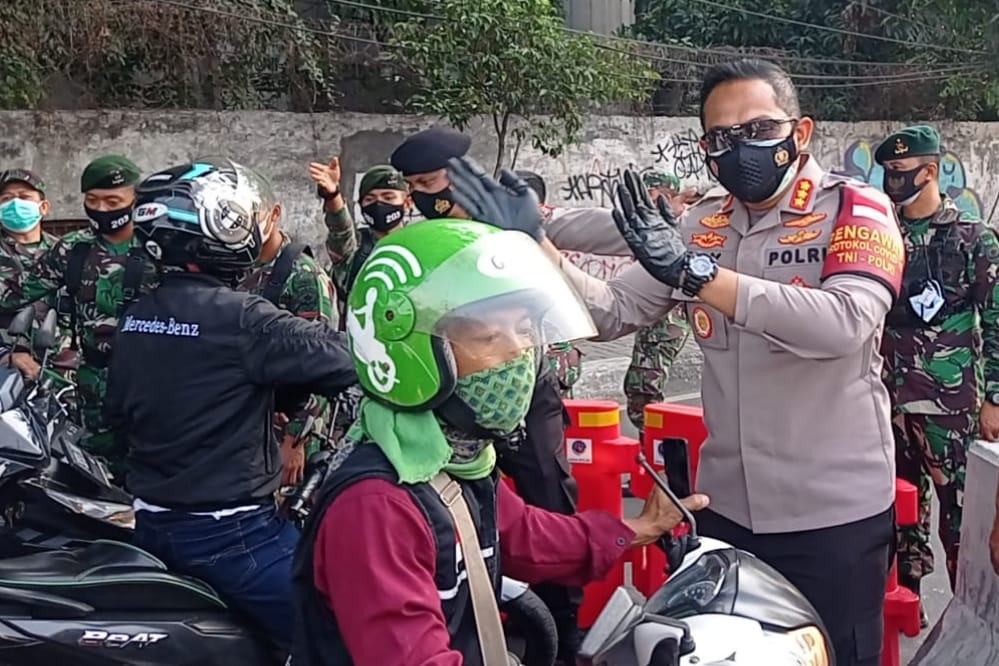 Tinjau Lokasi Penyekatan di Kalideres, Kapolres Beri Edukasi Kepada Masyarakat Secara Persuasif